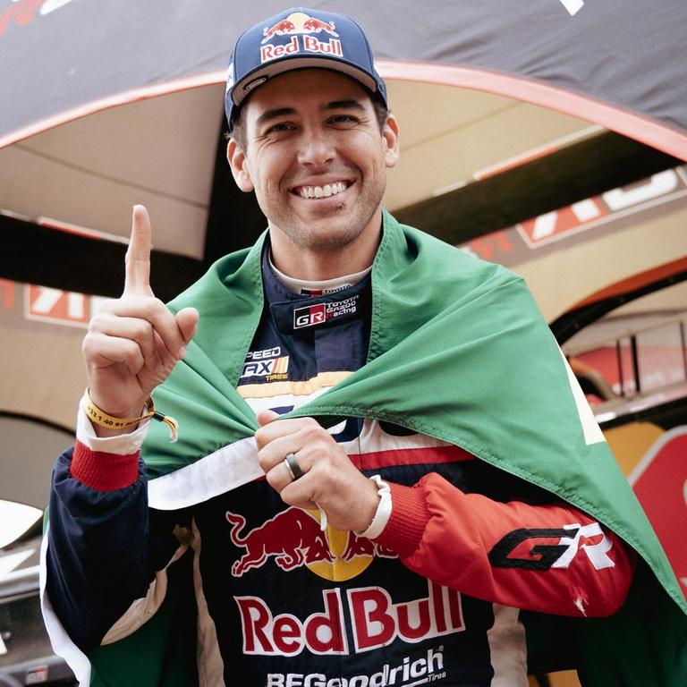 Moraes comemora vitória em especial do Dakar com bandeira do Brasil