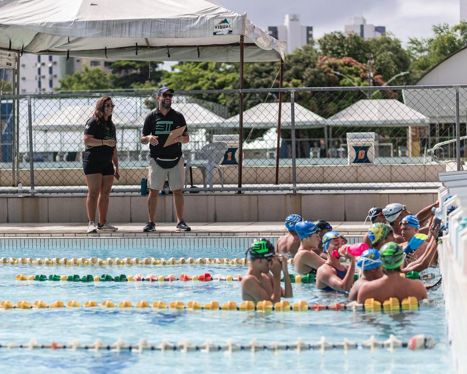 Alunos na piscina do Santos Dumont