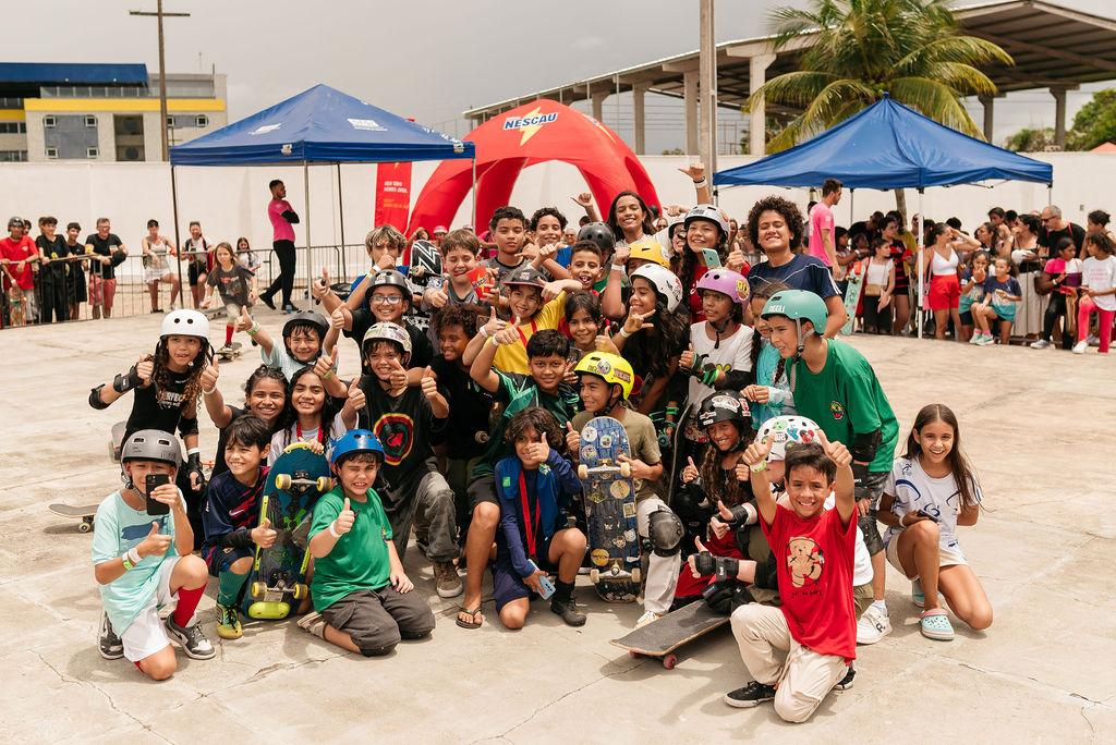 Rayssa posa com a galera do skate