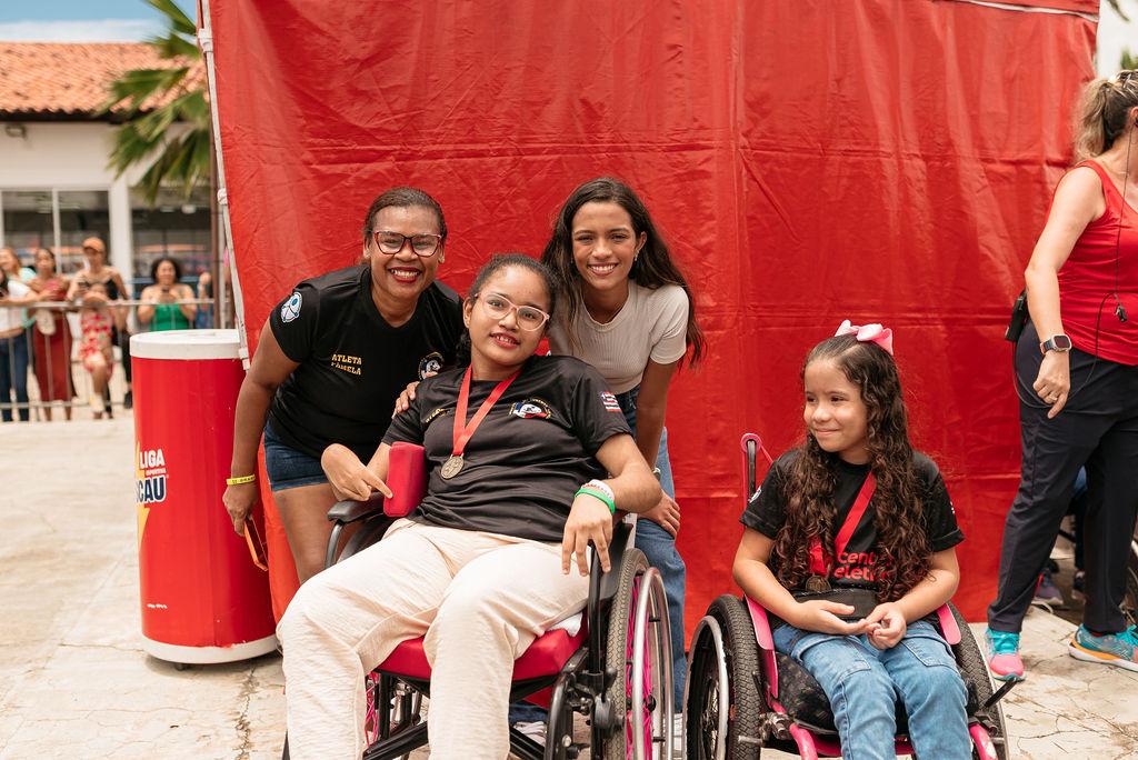 Rayssa posa com atleta da Bocha Adaptada