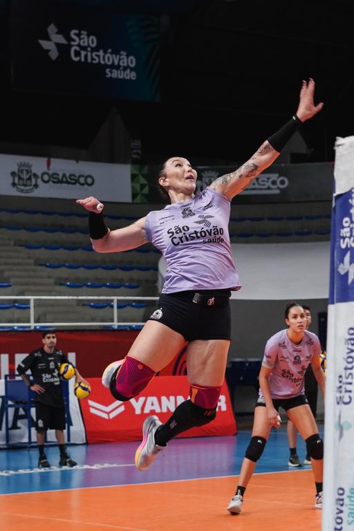 Tifanny sobe para o ataque