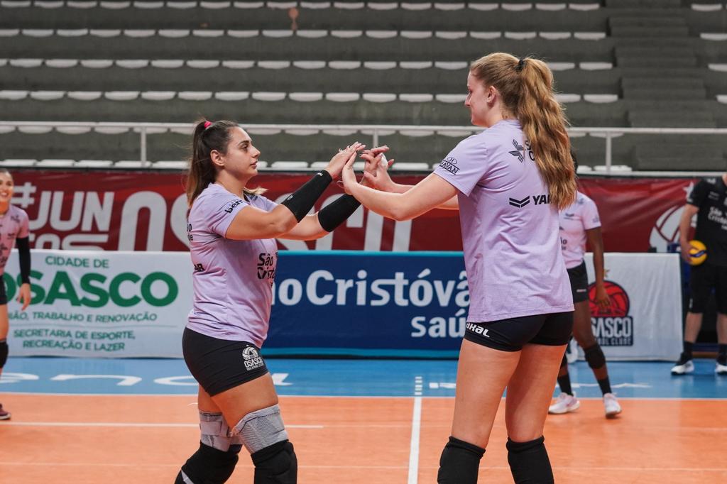 A levantadora Giovana e a central Callie