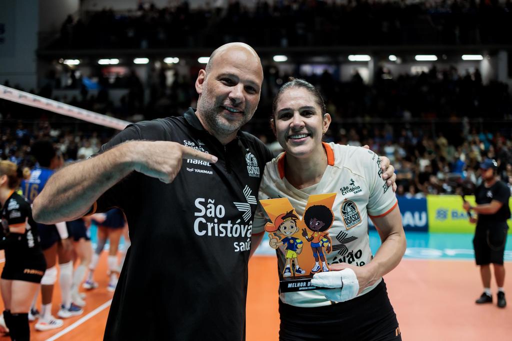 Jeferson Arosti entrega o VivaVôlei para Nata?lia