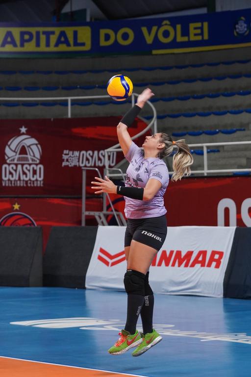 Giovana treina saque