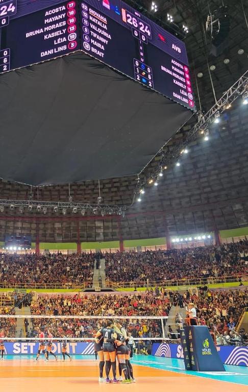 Comemoração após fechar o primeiro set