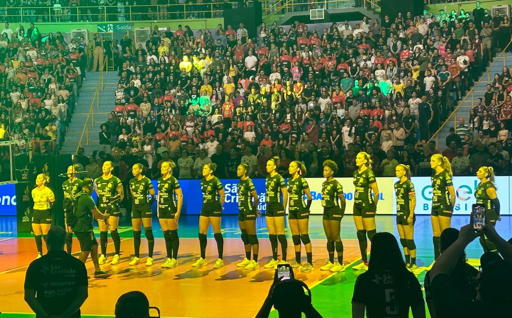 Equipe postada para o Hino Nacional