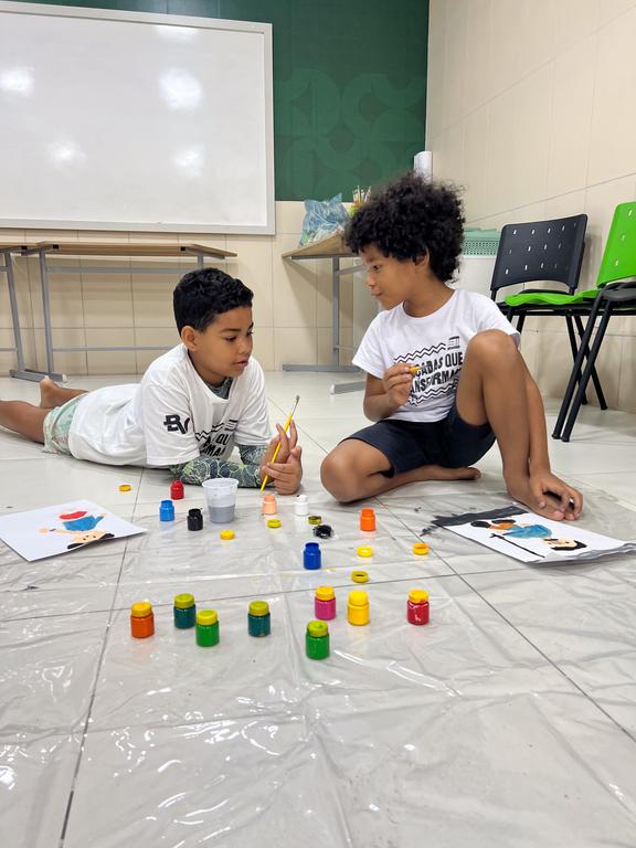 Crianças na aula de pintura