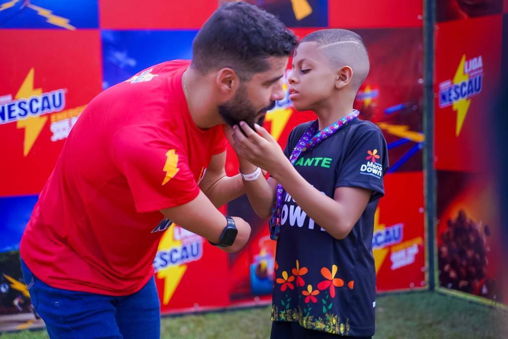 Emoção no encontro de Daniel e o menino com deficiência visual
