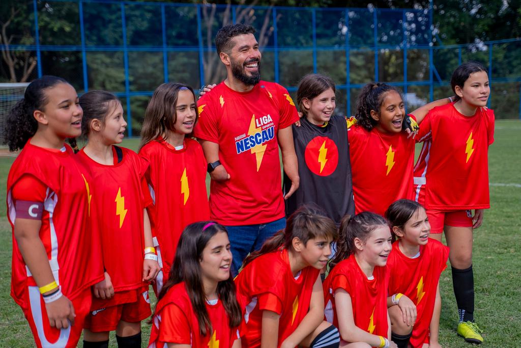 Daniel com o time feminino de Futebol Society