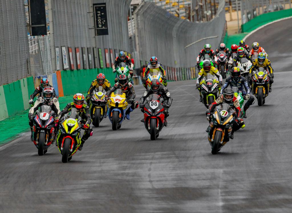 Largada da corrida desta sexta-feira da GP1000 em São Paulo
