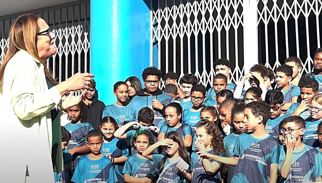 Mãe de Thiago Pereira conversa com as crianças