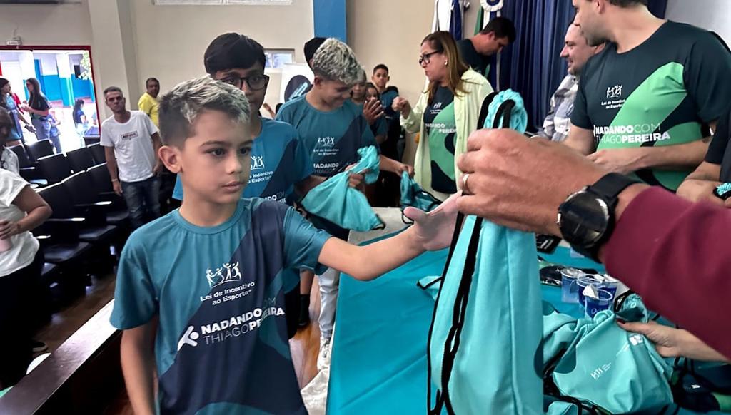 Distribuição de kits do projeto Nadando com Thiago Pereira 2025