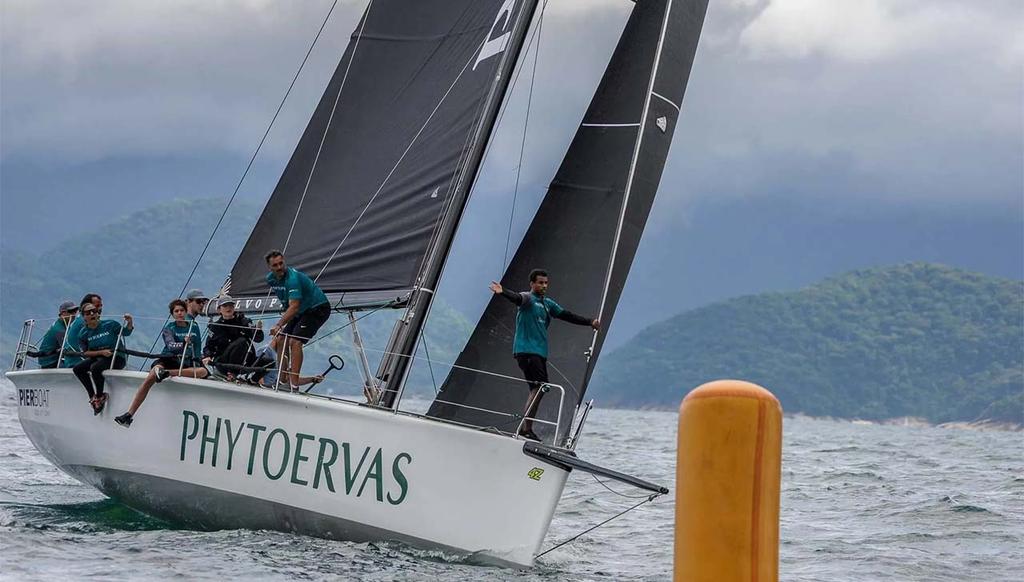 Equipe Phytoervas disputa regata Ubatuba-Ilhabela