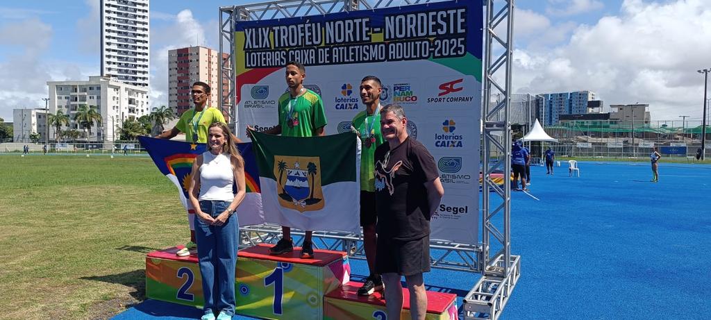 Pódio dos 800 m: secretária Ivete Lacerda e Wlamir Motta Campos premiam